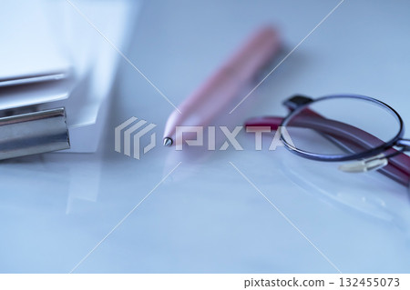 桌子上的文件和眼鏡 132455073