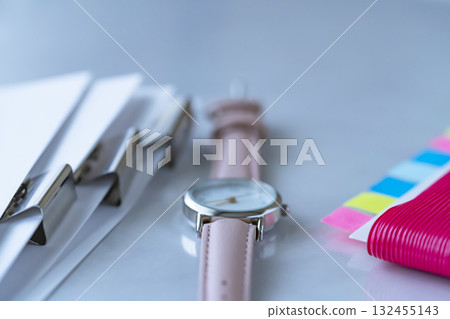 桌上的文件、筆記本和手錶 桌上的文件、筆記本和手錶 132455143