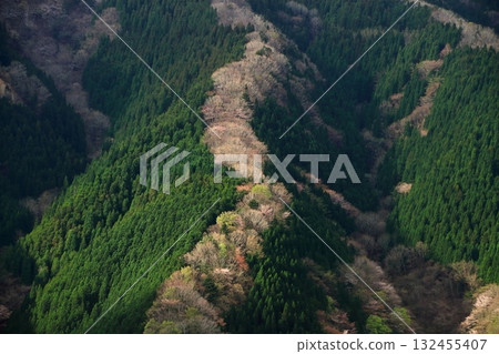 山脈起伏的神秘山谷 山脈起伏的神秘山谷 132455407
