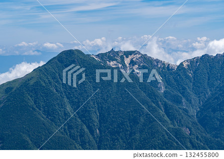 從北岳小太郎嶺交界處看到的法王三山的地藏岳(方尖碑)。攀登南阿爾卑斯山的北岳 從北岳小太郎嶺交界處看到的法王三山的地藏岳(方尖碑)。攀登南阿爾卑斯山的北岳 132455800