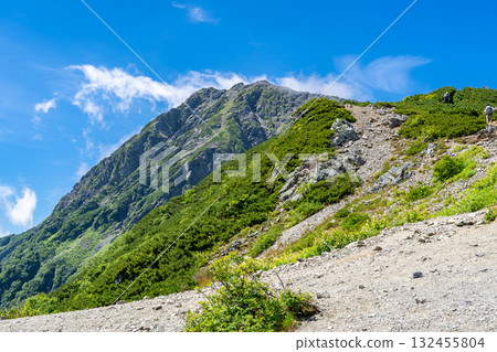 從小太郎嶺交會處望去的北嶽山頂和山肩。攀登南阿爾卑斯山的北岳 從小太郎嶺交會處望去的北嶽山頂和山肩。攀登南阿爾卑斯山的北岳 132455804