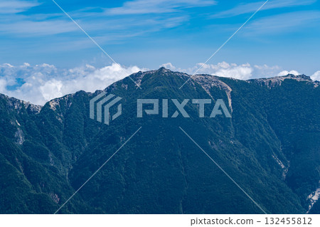 從北嶽山小太郎嶺交匯處看到的鳳王三山之一的觀音山。攀登南阿爾卑斯山的北岳 從北嶽山小太郎嶺交匯處看到的鳳王三山之一的觀音山。攀登南阿爾卑斯山的北岳 132455812