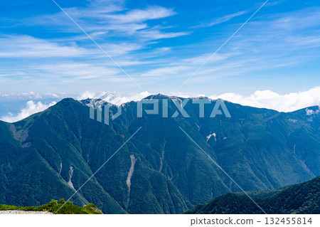 從北嶽山小太郎嶺交匯處看到的鳳王三山之一的觀音山。攀登南阿爾卑斯山的北岳 從北嶽山小太郎嶺交匯處看到的鳳王三山之一的觀音山。攀登南阿爾卑斯山的北岳 132455814