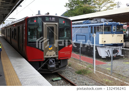 New commuter cars and old electric locomotives 132456241