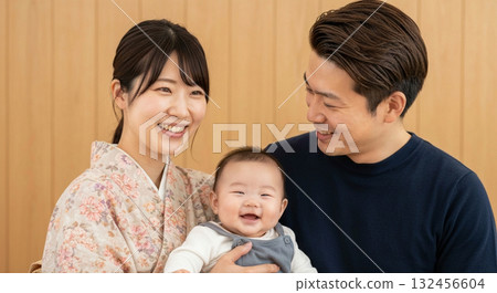 一對年輕夫婦和他們的孩子開心地微笑 132456604