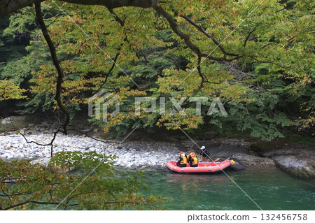 秋日里的諏訪峽谷與漂流船（群馬縣水上町） 132456758