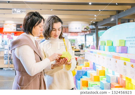 外國遊客享受購物樂趣 132456923