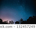 星空與森林剪影－夢幻般的夜空與自然風光 132457249