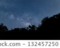 星空與森林剪影－夢幻般的夜空與自然風光 132457250