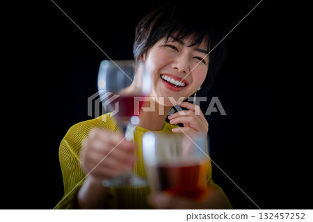 一個可愛的女人,看起來很好用酒來敬酒 一個可愛的女人,看起來很好用酒來敬酒 132457252