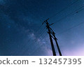一片寧靜的夜景，星空和電線桿的輪廓 132457395