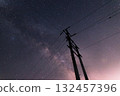 一片寧靜的夜景，星空和電線桿的輪廓 132457396