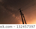 一片寧靜的夜景，星空和電線桿的輪廓 132457397