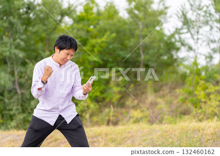 一名沉迷於網路賭博的男子：成癮與風險的象徵，吸引賭博成癮的視覺效果 132460162