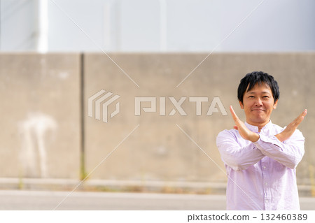 微笑的男人用手劃十字 | 表示「不」的手勢 132460389