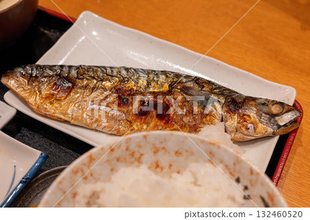 設置烤鯖魚的膳食 設置烤鯖魚的膳食 132460520