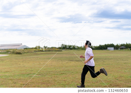 奔向目標的商人 | 正面形象 132460650