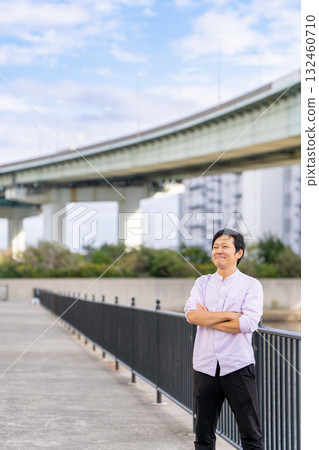 男人雙臂交叉，對成功充滿信心 | 城市背景與複製空間 132460710