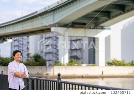 男人雙臂交叉，對成功充滿信心 | 城市背景與複製空間 132460711