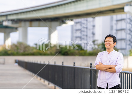 男人雙臂交叉,對成功充滿信心 | 城市背景與複製空間 男人雙臂交叉,對成功充滿信心 | 城市背景與複製空間 132460712