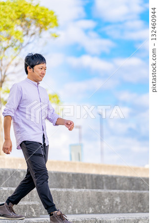 象徵事業的樓梯 | 努力成長的男人 象徵事業的樓梯 | 努力成長的男人 132460944