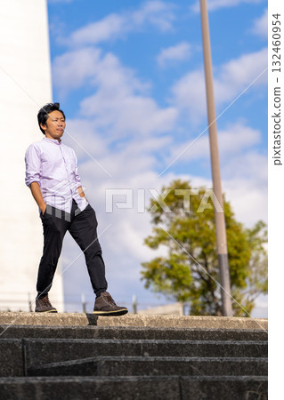 象徵事業的樓梯 | 努力成長的男人 象徵事業的樓梯 | 努力成長的男人 132460954