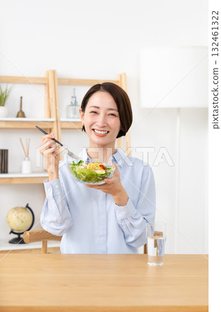 吃沙拉的中年女人 132461322