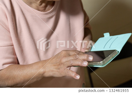 Elderly people who operate smartphones 132461935