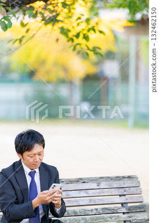 午休期間收集資訊 | 商人在公園看智慧型手機 132462150