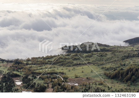 A sea of clouds covering the high moorland, Yoshigahira begins to turn autumn colors 132463190
