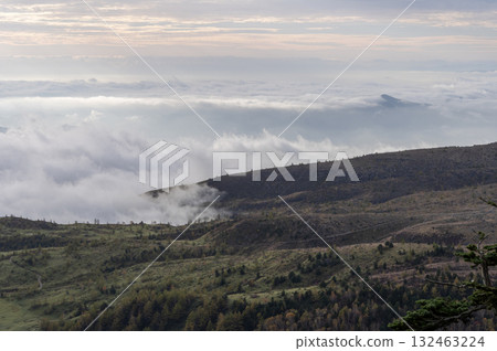 吉河台高原的雲海開始呈現秋色 吉河台高原的雲海開始呈現秋色 132463224