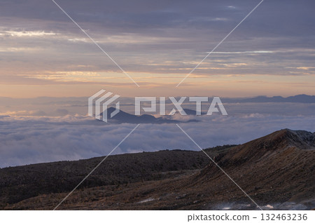 黎明時分，雲海中的山脈和志賀高原的山脊 132463236