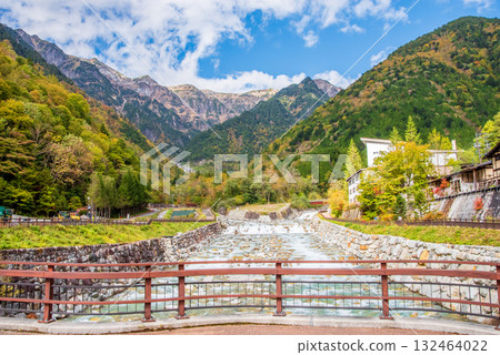 【秋天的奧飛彈】從新穗高溫泉眺望北阿爾卑斯山 132464022