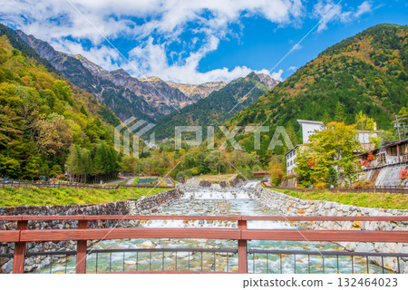 【秋天的奧飛彈】從新穗高溫泉眺望北阿爾卑斯山 132464023