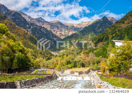 【秋天的奧飛彈】從新穗高溫泉眺望北阿爾卑斯山 132464029