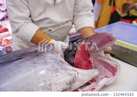 工匠精心準備新鮮的金槍魚 工匠精心準備新鮮的金槍魚 132464183