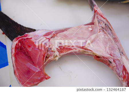 新鮮去骨的鮪魚裡肌 新鮮去骨的鮪魚裡肌 132464187