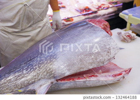 工匠精心準備新鮮的金槍魚 工匠精心準備新鮮的金槍魚 132464188