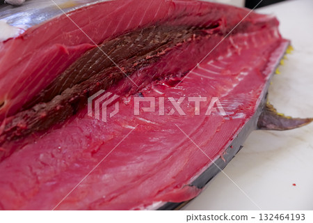 工匠精心準備新鮮的金槍魚 132464193