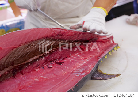 A craftsman carefully prepares fresh tuna 132464194