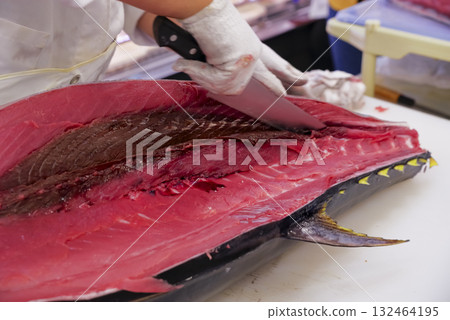 工匠精心準備新鮮的金槍魚 132464195