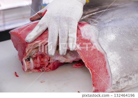 A craftsman carefully prepares fresh tuna 132464196
