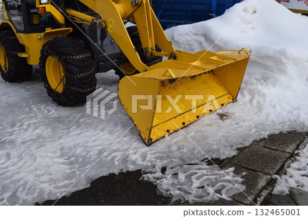 在雪國等待的掃雪機 132465001