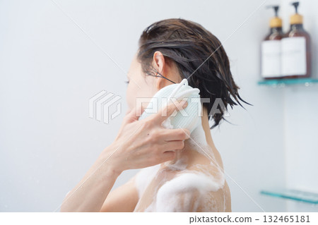 一名婦女在浴缸（浴室、淋浴、沐浴）中洗身體 132465181