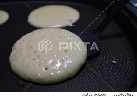 新鮮出爐的煎餅 新鮮出爐的煎餅 132465622