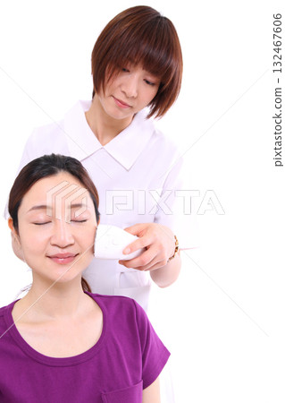 一位女士正在接受美容按摩 132467606