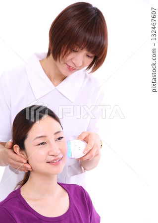 接受美容按摩的女人 接受美容按摩的女人 132467607