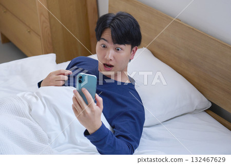 A man in his 20s who overslept 132467629