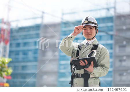 Young site supervisor 132467691