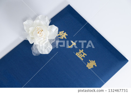 白色胸花和證書 132467731
